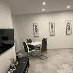 Stunning 3-room Penthouse Lakeview With Terrace アパート *