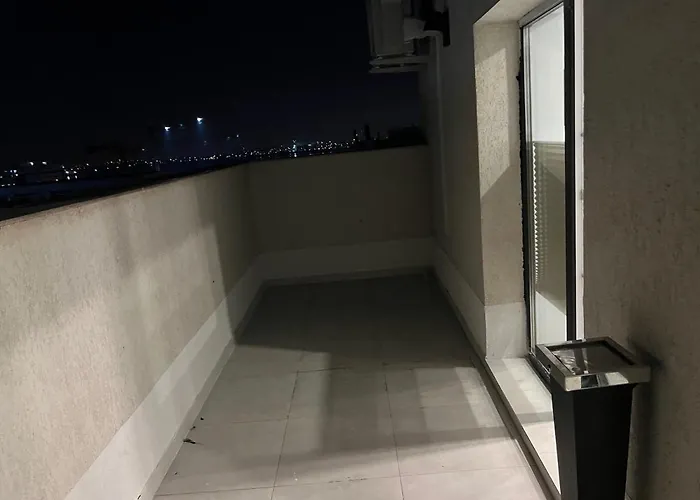 شقة Stunning 3-room Penthouse Lakeview With Terrace